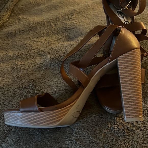 Platform Sandels - Picture 2 of 3